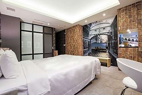 Double Room with Garage- Check in after 20:00 on Weekend