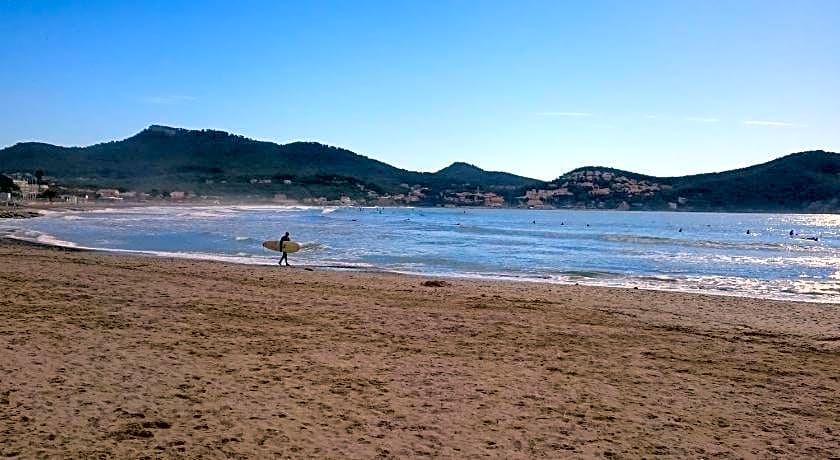 Studio neuf climatisé petite vue mer plage à pieds - Ted Home