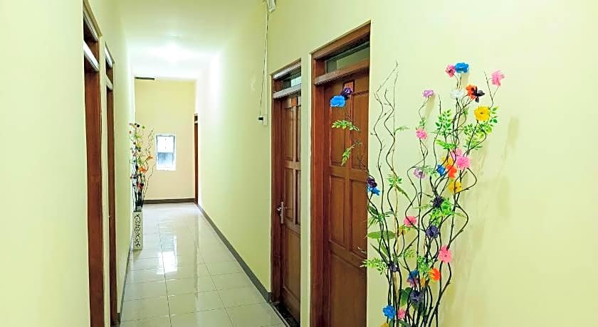 RedDoorz near Tirtonadi Park Solo