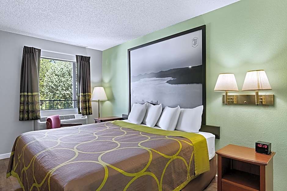 Super 8 by Wyndham Branson / Shepherd of the Hills Exwy