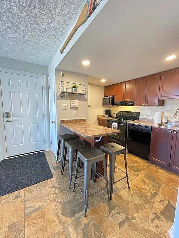 Modern Mountainside Ski In/Ski Out Studio at Blue