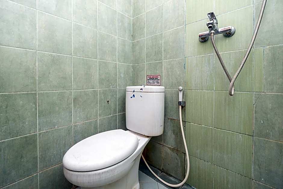 RedDoorz Plus @ Gunungsari Surabaya