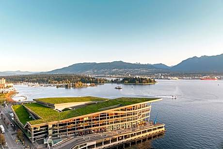 Signature Harbor and Stanley Park View Room with Queen Bed