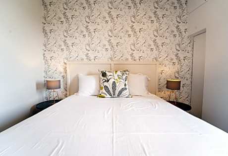 Apartment with Mountain View