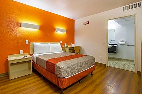 1 Full Bed | ADA/Tub