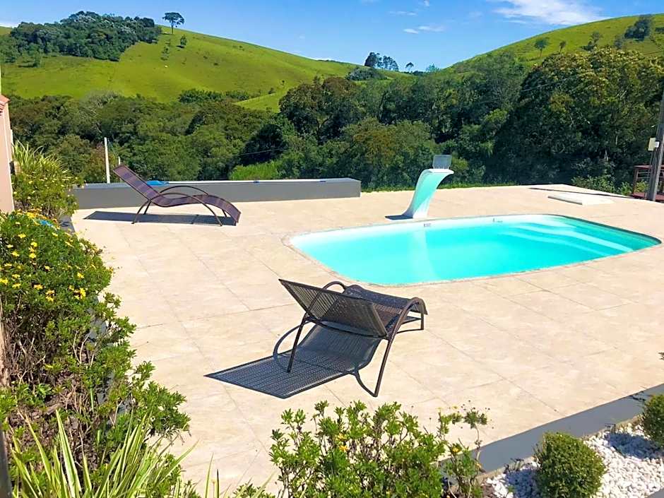 Recanto da Alegria - Casa em Cunha com Jacuzzi,Piscina,Rede,Churrasqueira,Lareira,Deck, Banco de coração