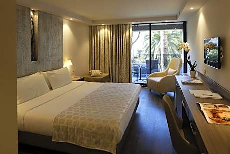 Deluxe Double Room with balcony and Garden View
