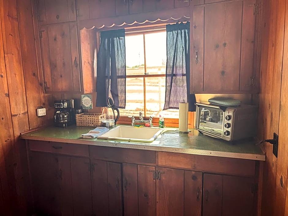 Room 3 - Downtown Joshua Tree Motel - Pet Friendly - Walk to Shops & Visitor Center, Minutes to Park Entrance