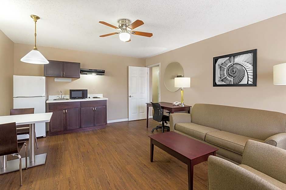 Super 8 by Wyndham Ellenton Bradenton Area