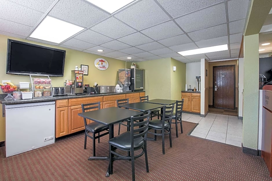Super 8 by Wyndham Bismarck