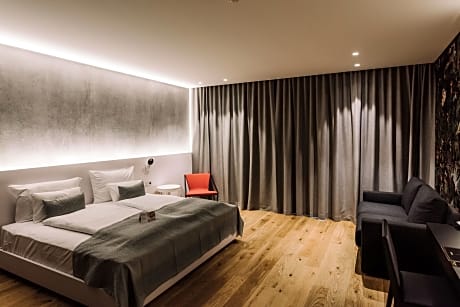 Junior Studio Suite (1 King Bed and 1 Large Twin Sofa Bed)