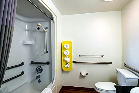 Queen Room - Disability Access - Non-Smoking