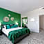 Beverly Hills Glamour Oasis 2 BR Apt with Parking 304