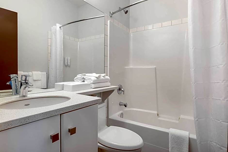 Econo Lodge Inn & Suites