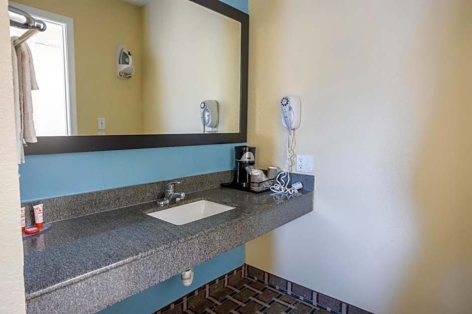 OYO Hotel Knoxville TN Cedar Bluff I-40