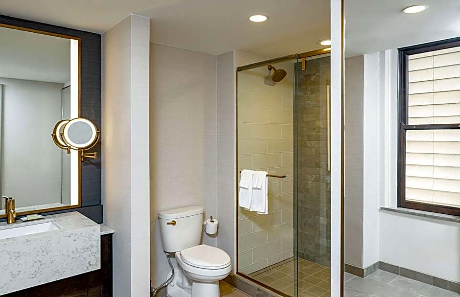 Hotel Fort Des Moines, Curio Collection by Hilton