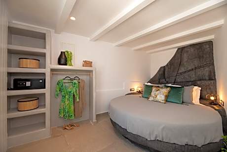 Executive suite with indoor and outdoor heated jetted tub