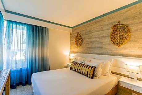 One-Bedroom Apartment with Side Sea View