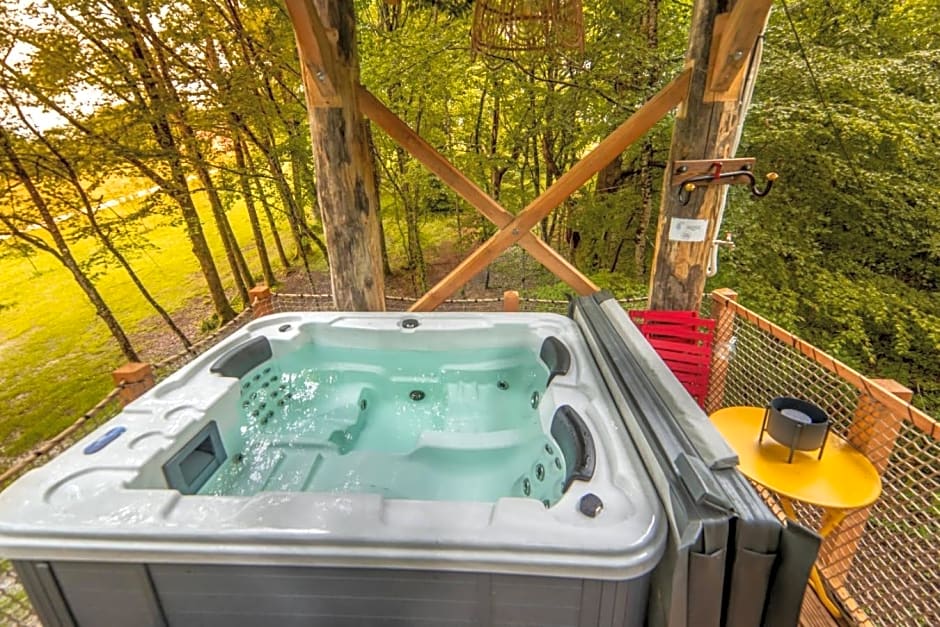 Cabanes dans les arbres avec spa Lot et Dordogne