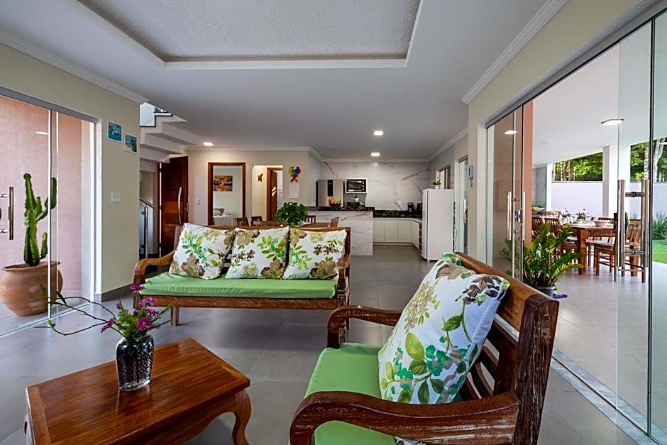 Muito espaço para criançada brincar! Casa com Piscina e Churrasqueira Privativa! Até 14Pax