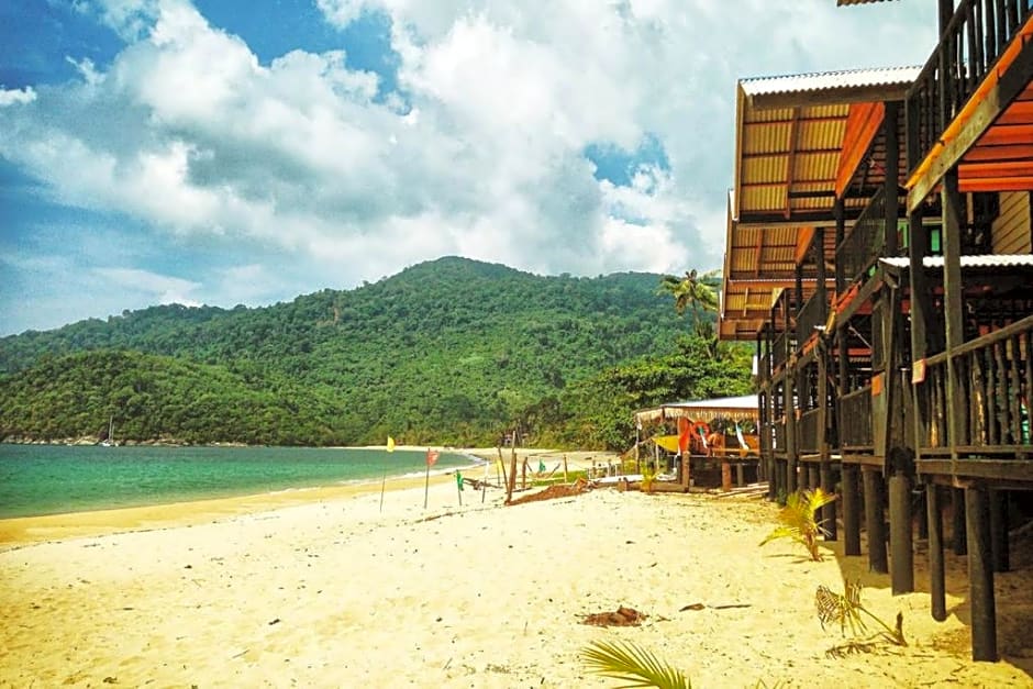 Beachfront Hut Downstairs Astra - Beach Shack Chalet