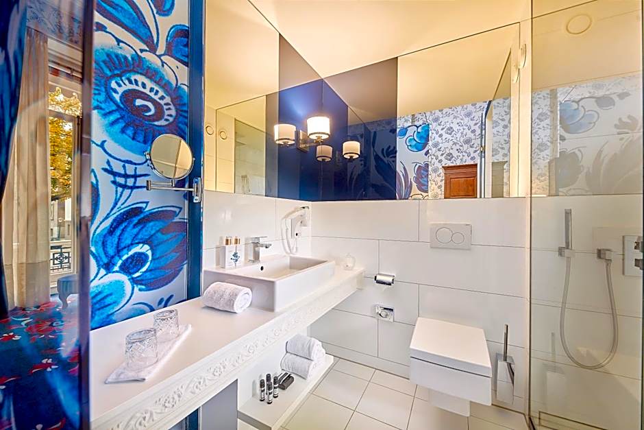 Carlton Ambassador Hotel