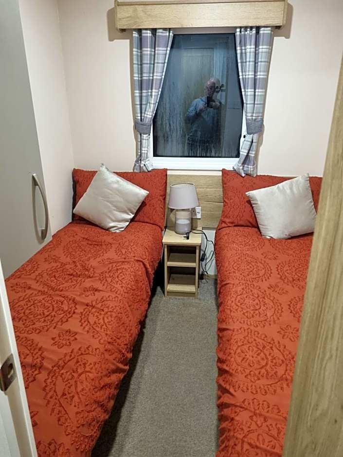 Luxury caravan and Tattershall lakes with private hot tub and WiFi