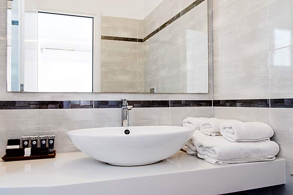 Super Paradise Hotel