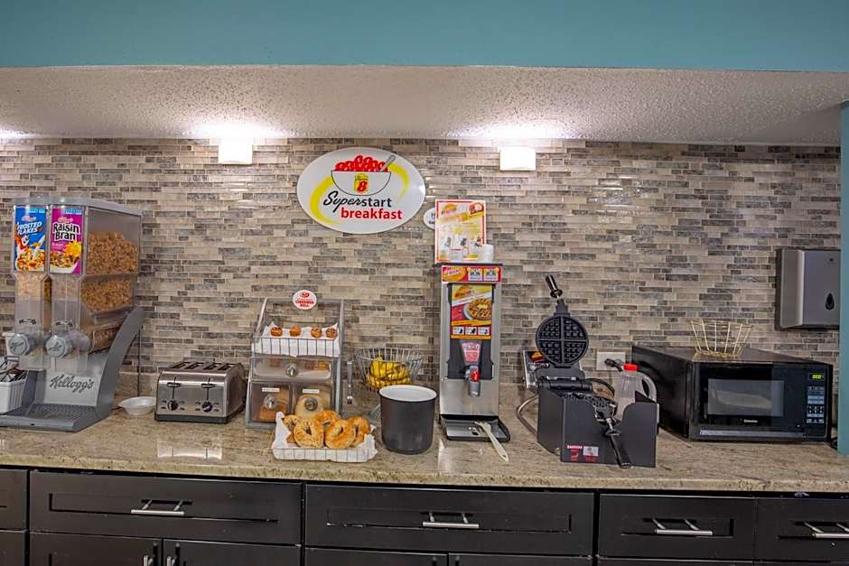 Super 8 by Wyndham Rockford I-90/Casino District