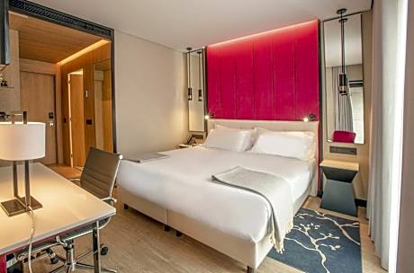 Family Adjoining Room (3Ad + 1Ch)