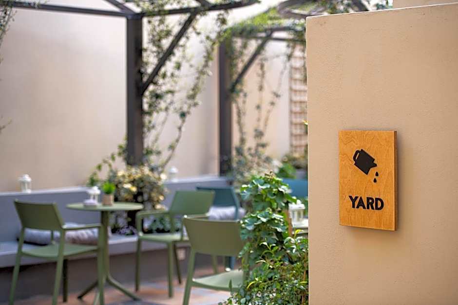 Living Yard Acropolis