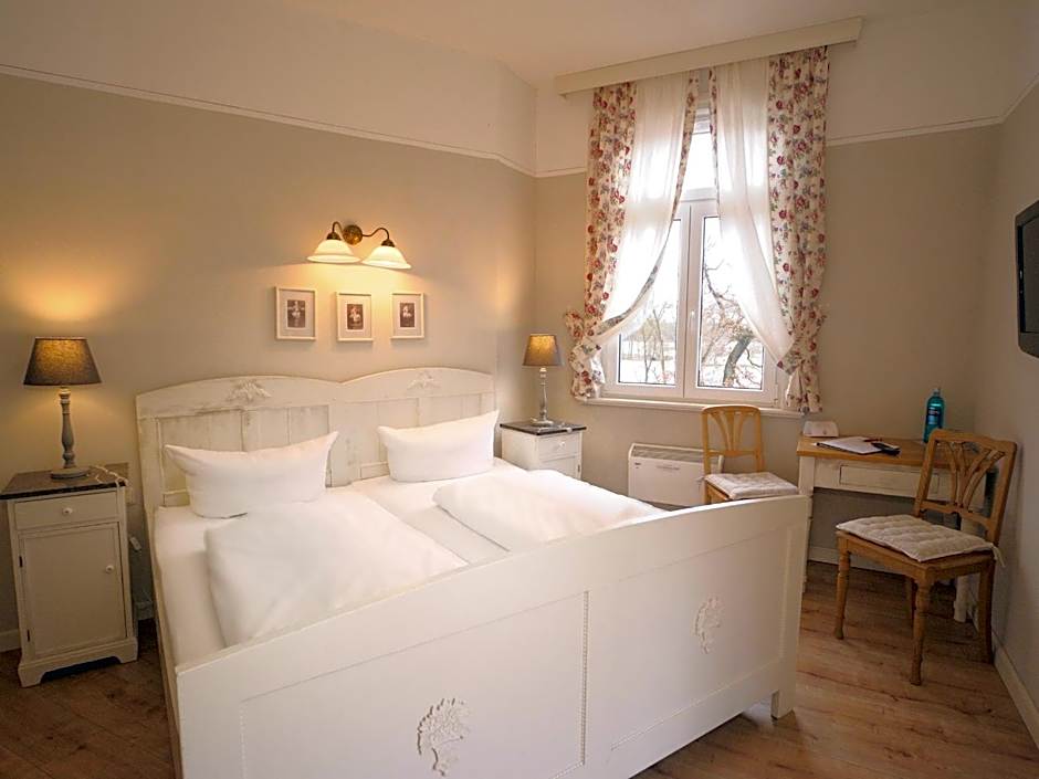 Photo 1 of 4 of Double Room