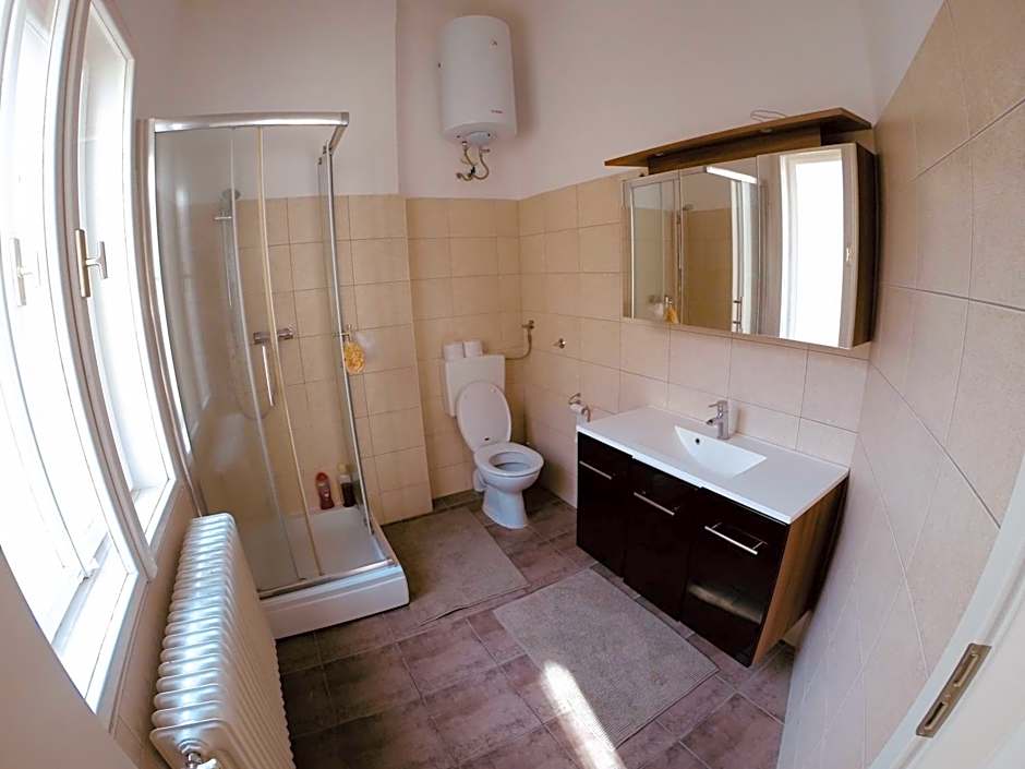 Lovecroatia Zagreb-'Paxnest' HOSTEL, No party! Cozy and quiet! Separated Men and women's Dormitory and Shower room! Indoor shoes provided! Lower beds with curtains for privacy! Maximum 4-5 beds per room! Fully prepared bed sheets! Have Laundry shop