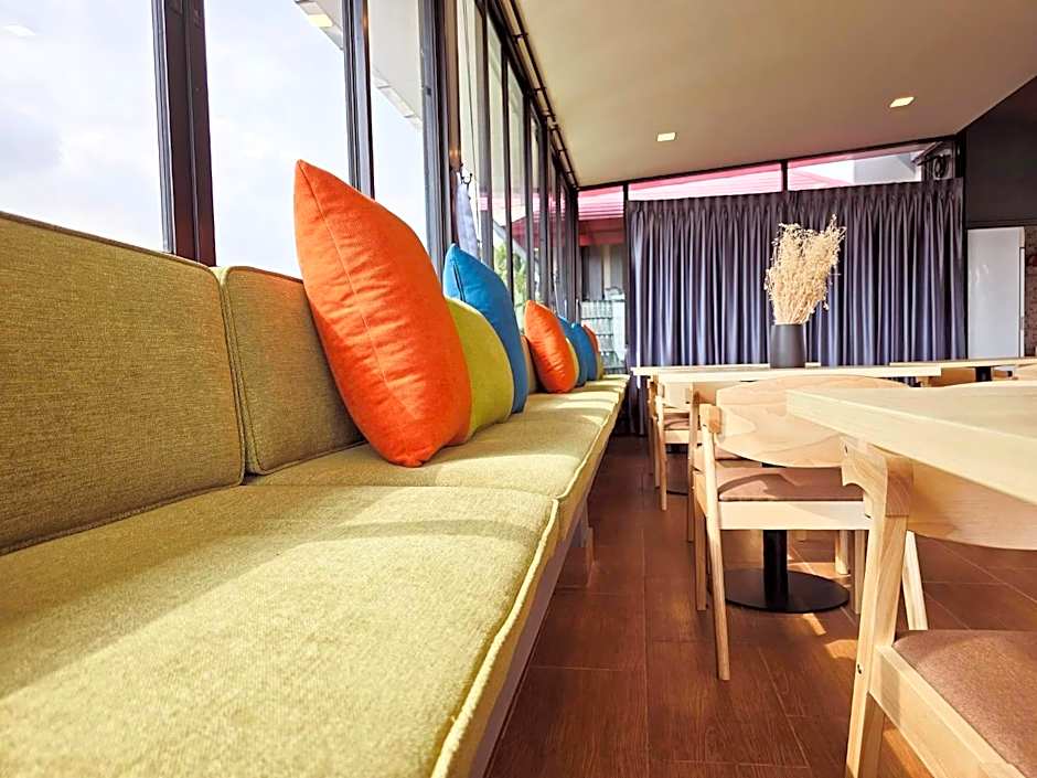 Red Door Samsen Hotel