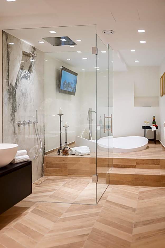 Naxi Suites