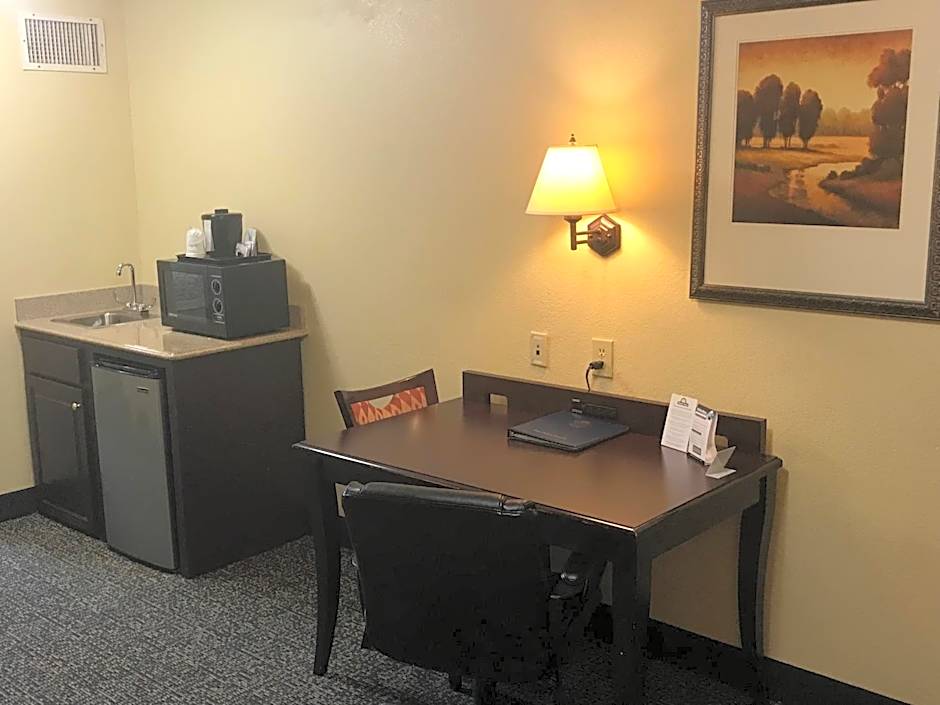 Days Inn & Suites by Wyndham Tucker/Northlake