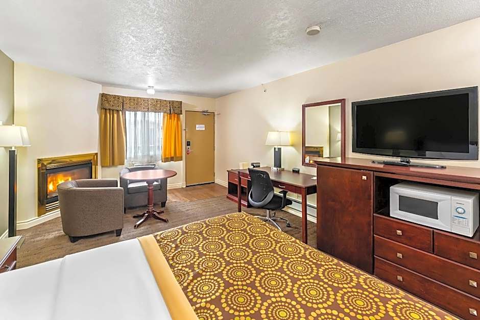 Econo Lodge  Inn & Suites