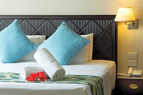 Deluxe Pool View Room