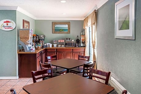 Super 8 by Wyndham Kinder LA