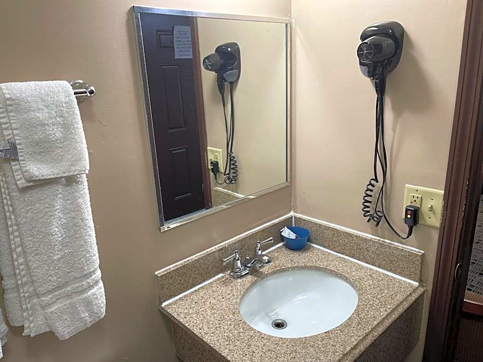 Economy Inn & Suites