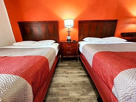 Deluxe 1 Queen Bed Suite