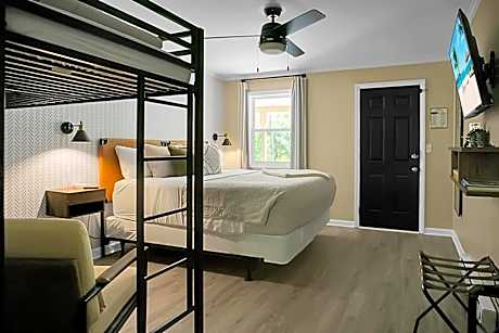 Deluxe Family Suite