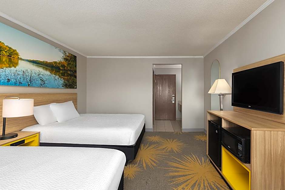 Days Inn and Suites by Wyndham Kansas City South