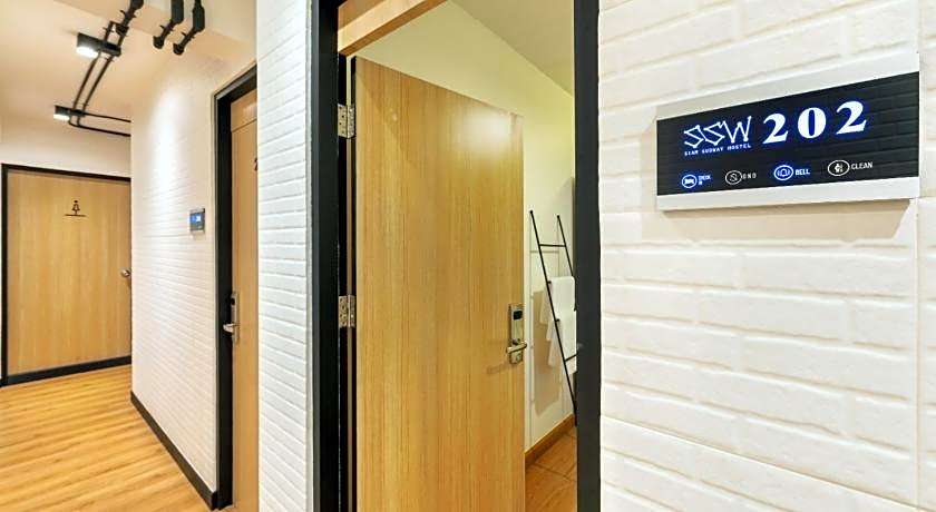 Siam Subway Hostel and Cafe