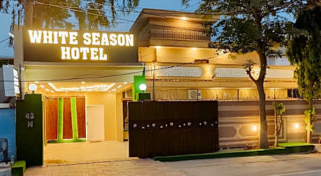 Hotel White Season