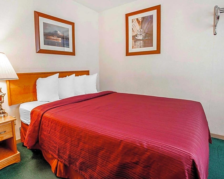 Quality Inn & Suites Bremerton near Naval Shipyard