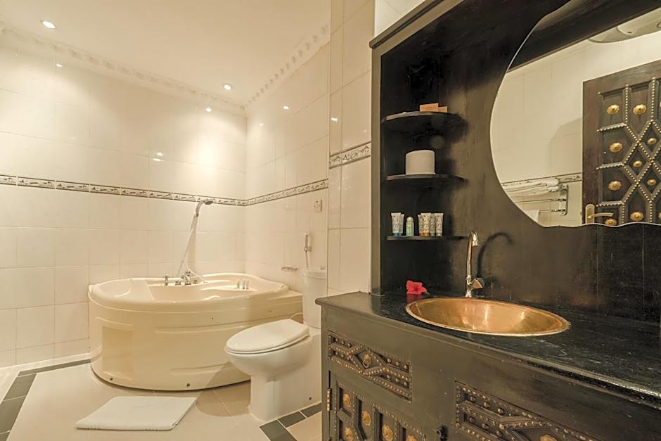 Golden Tulip Stone Town Boutique