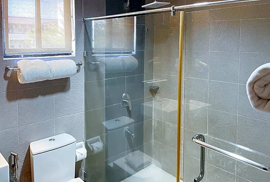 RedDoorz Plus @ Hotel Esse