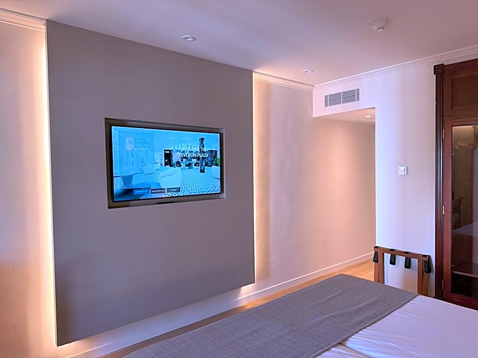 Hotel Reveron Plaza