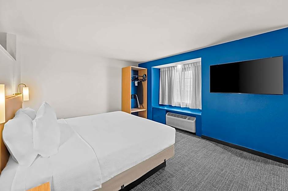 Spark by Hilton Sterling Dulles Airport